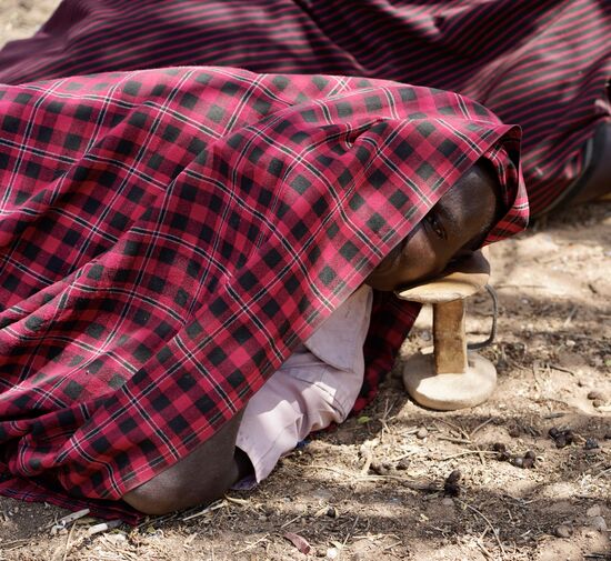 Der Stuhl wird gleichzeitig auch als Kopfkissen genutzt