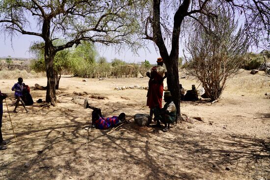 Dies ist der Dorfplatz der älteren Männer. Hier liegen oder sitzen sie den ganzen Tag und schlafen, dösen und reden. Und hier wird die Politik des Dorfes bestimmt. Die Älteren haben im Dorf das Sagen. Wir bitten um Erlaubnis auf die Felsen zu steigen, um das Dorf von oben zu sehen.