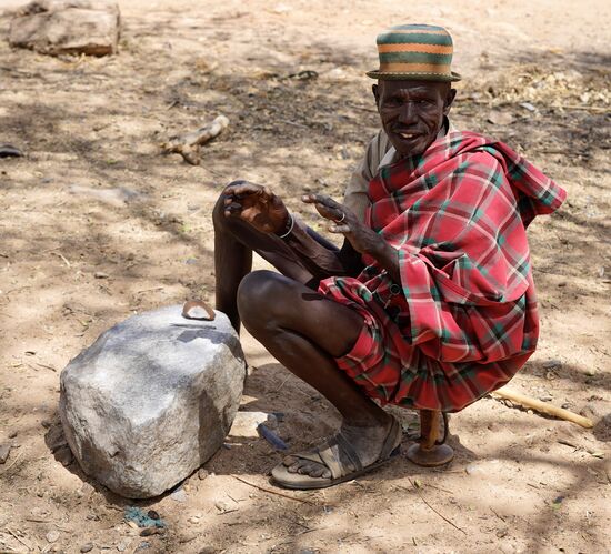 Dies ist der Dorfälteste. Er begrüßt uns herzlich und bedankt sich, dass wir das Dorf besuchen.