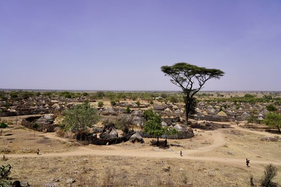 Der Blick von oben auf das riesige Dorf