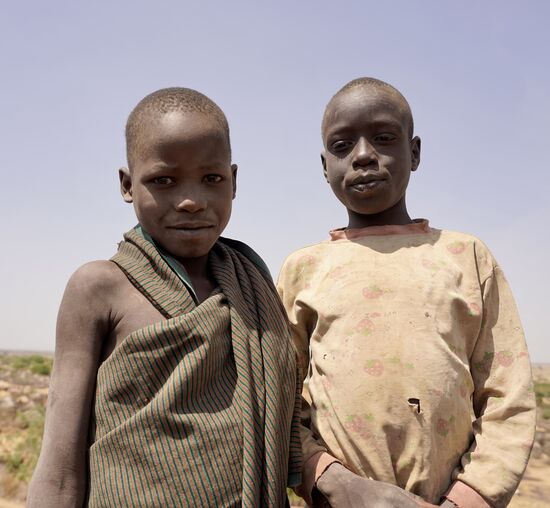 Diese Beiden wollten schon die ganze Zeit aufs Bild und wurden ein wenig aufdringlich. Unser Guide James hatte uns gebeten, niemandem etwas zu geben. Wenn wir nur einem etwas geben oder wenigen, sind alle anderen sauer und es gibt Streit. Denis bezahlt den Guide, das Geld geht ans Dorf. Alle haben etwas davon.