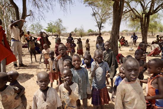 Dutzende von Kindern begleiten uns und wollen fotografiert werden.