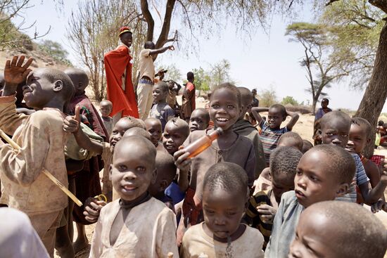 Jeder will aufs Bild—und anschließend wollen sie das Bild sehen, lachen dabei, quietschen und grabbeln auf dem Handy rum 