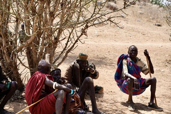 Die älteren Männder - und nur sie - haben einen Stuhl-bzw Hocker. Diesen nehmen sie überall mit hin. Werden sie eingeladen, geht der Stuhl mit. Junge Männer haben keinen Stuhl. Frauen schon garnicht. Es wäre eine große Mißachtung, wenn man sich auf den Stuhl setzen würde.