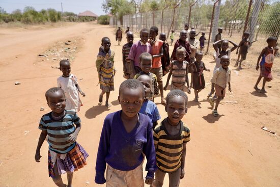 Viele andere folgen uns auf dem Weg zum Auto