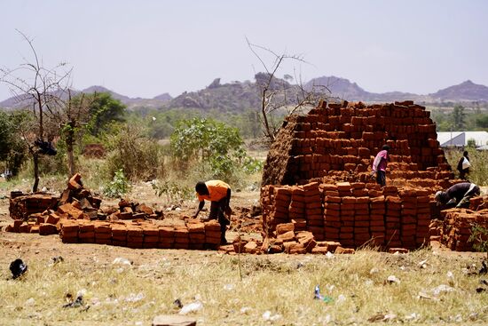 Hier eine Ziegelbrennerei. Zwei Tage werden diese „Öfen“ mit offenem Feuer von innen und außen befeuert. Nach dem Auskühlen hat man gebrannte Ziegelsteine