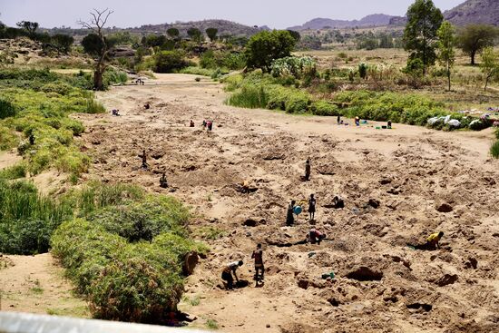 Und hier wird nach Gold gesucht. Uganda hat sehr viel Goldvorkommen. Das meiste holen sich zurzeit die Chinesen, aber hier wird im fast trockenen Flussbett von Einheimischen geschürft.