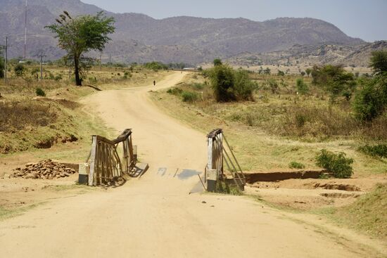 Die Brücken über die ausgetrockneten Flussbette sind sehr eng.
—ja, dies ist tatsächlich eine Brücke...
