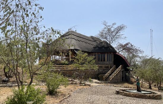 Mit gut zwei Stunden Verspätung erreichen wir unsere Lodge. Wir sind übrigens die einzigen Gäste.