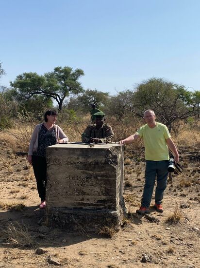 Hier ist der Grenzstein: Ich befinde mich im Süd-Sudan und Thomas in Uganda