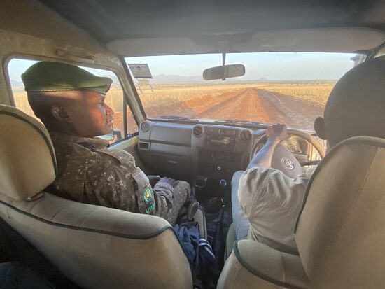 Unterwegs sammeln wir uns noch bewaffneten Begleitschutz namens Nanju ein.