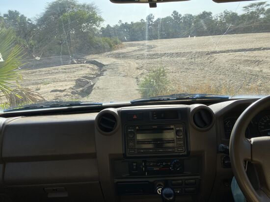 Wir durchqueren ein Flußbett, welches jetzt trocken ist. Zur Regenzeit ist hier ein reißender Fluss, der schonmal mehrere beladene LKWs von der Brücke gerissen hat