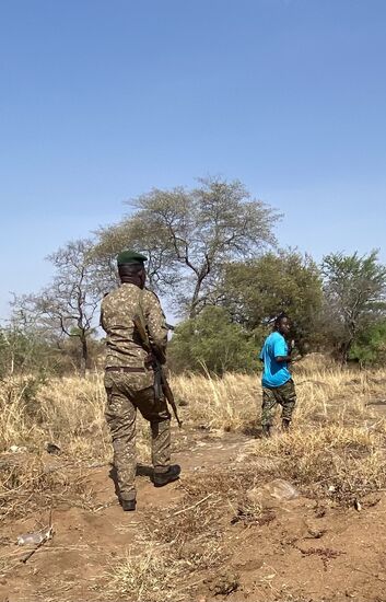 Mit Begleitschutz gehts los—der Vordere guckt nicht so richtig freundlich 
Wir folgen den beiden