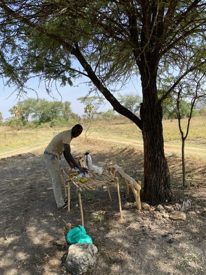 Denis bereitet in der Zwischenzeit das Frühstück.