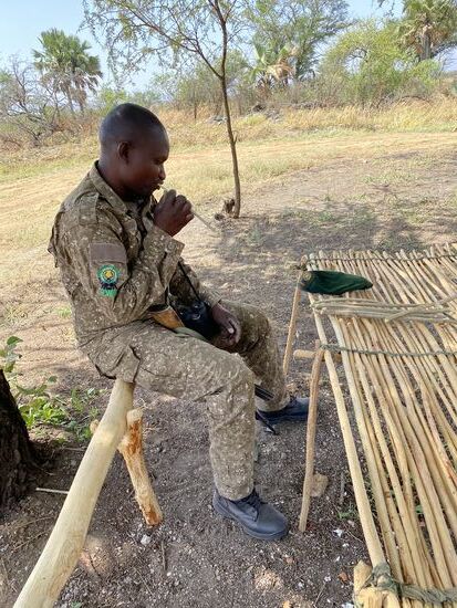 James entfernt sich kurz und kommt mit ein paar abgeschrittenen Stöcken zurück.
