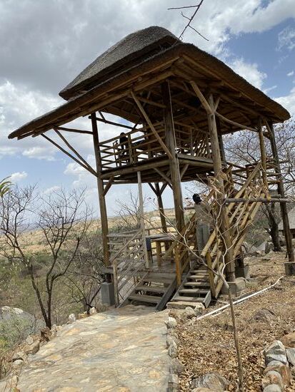 Zurück, bei der Lodge, ist es Zeit für lunch—das  nehmen wir heute auf diesem Hochsitz ein