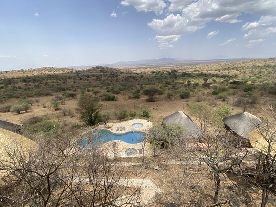 Von hier oben haben wir einen tollen Blick auf den Pool der Lodge ...