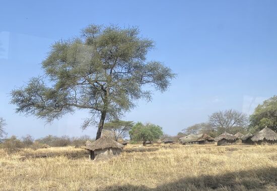 Nach vielen Stunden kommen wir dann zur Grenze. Hier ist das Lager der ugandischen Soldaten, die diese Grenze bewachen. Es handelt sich hier um einen sehr kleinen Grenzübergang, wir haben insgesamt 1 kleinen LKW und 2 Motorräder auf der ganzen Fahrt gesehen.