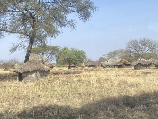 Auch ein paar abgedeckte Panzer stehen hier noch rum