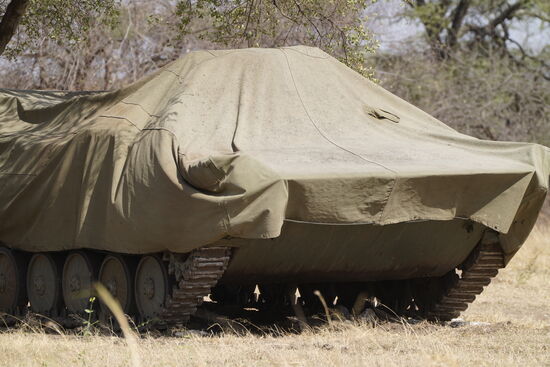 Fotografieren ist eigentlich verboten, aber mit Thomas Tele hat es dann doch geklappt. Die Panzer sind voll funktionstüchtig und können innerhalb von Minuten eingesetzt werden. Es gibt auf der anderen Seite einige kriegerische Stämme, die will man mittels der Panzer einschüchtern.