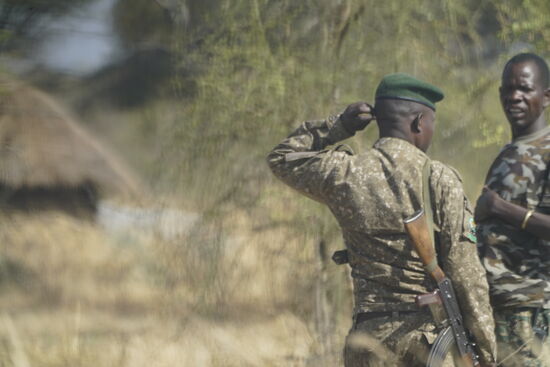 Später erfahren wir, dass einige Geldscheine den Besitzer gewechselt haben. Denis hatte das bereits geregelt. Die Soldaten sind teilweise monatelang von Zuhause weg, bekommen einen Hungerlohn und freuen sich dann über ein paar Extra-Schillinge.
