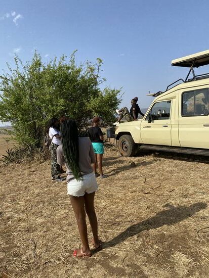 Sie stürmen auf uns zu und fragen , ob sie Fotos mit unserem Ranch-Rover machen dürfen. Wie ein Bienenschwarm wird das Fahrzeug belagert und sie posen …