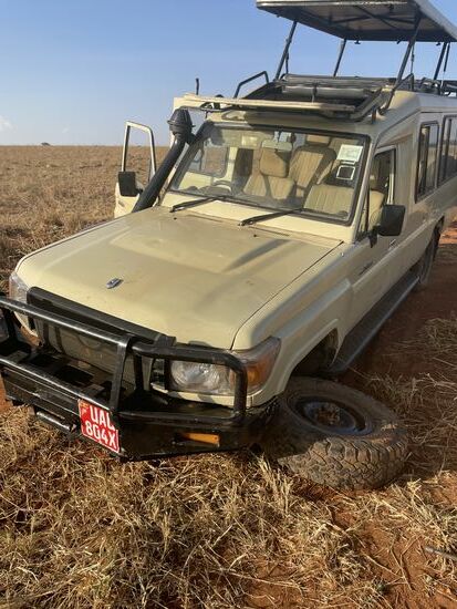 Plötzlich ein Rumms! Und wir bleiben liegen. Zunächst glauben wir, dass es nur ein Plattfuß ist. Als wir aussteigen, fährt uns der Schreck in die Knochen. Wäre das auf der Straße von oder zur Hauptstadt bei höherem Tempo passiert ….