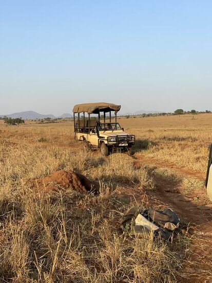 Nach einer halben Stunde erfolglosem Herumbasteln ruft er einen Freund an, der Mechaniker ist und eine Werkstatt hat. Dieser trifft dann auch irgendwann ein