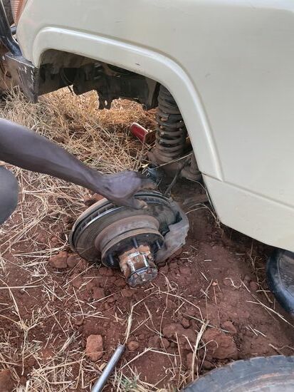 Vier Personen mit vereinten Kräften haben es dann irgendwann geschafft, die Radmuttern zu lösen.