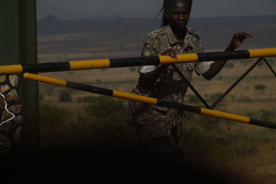 Nachmittags gehts zum nächsten Game-Drive! Die Rancherin öffnet uns das Tor zum Park. Alle sind hier sehr freundlich, immer ein Lachen auf den Lippen und ein Zuwinken.