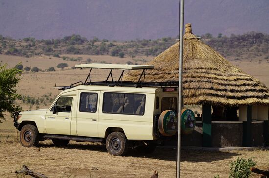 Auf diesem Campingplatz machen wir Pause und erleben eine Invasion der anderen Art: 2 große Busse voller schnatternder Uganda-Mädels