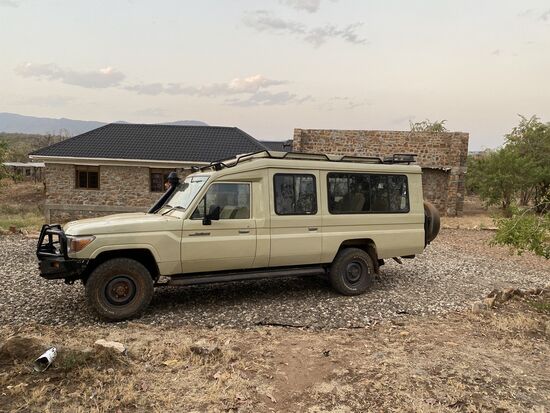 Als wir aufsstehen und zum Frühstück gehen, steht unser Auto bereits bereit. Denis hat schon alles für die Abfahrt vorbereitet.
Bis 1 Uhr nachts war er tätig