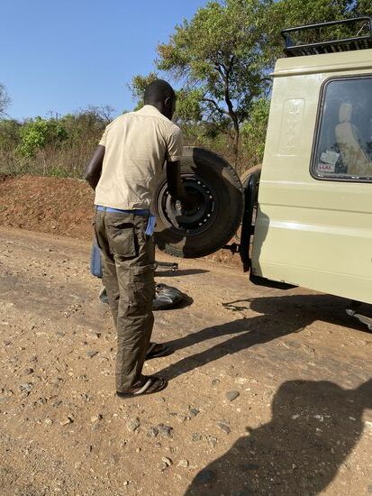 Wir holen mal lieber schon einen der beiden Ersatzreifen, die wir dabei haben und…