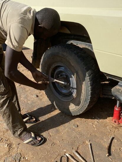 Sieg!!!! Der „neue“ Reifen wird festgeschraubt. Das ganze hat ca. 1,5 Stunden in sengender Sonne gedauert.
Während der ganzen Zeit kam nicht ein einziges Auto vorbei.