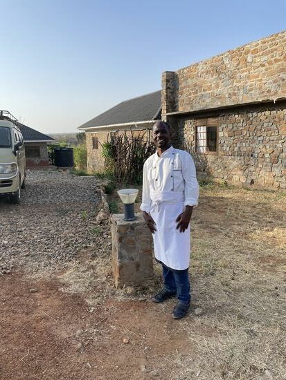 Der „chef de cuisine“  lässt es sich nicht nehmen, uns persönlich zu verabschieden. Jeden Abend ist er zu uns an den Tisch gekommen und hat gefragt, ob alles in Ordnung gewesen sei und ob es geschmeckt habe. Er hat uns erzählt, dass seine Familie im Südwesten wohnt und er sie nur alle 3 Monate sehen kann. Aber der Job hier ist wichtig, damit er seine Familie ernähren kann. Ein Küchenchef verdient hier ca. 120-150 USD pro Monat.