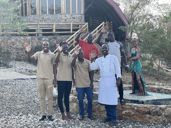 Fast das ganze Team der Lodge verabschiedet sich bei uns. Wir waren die einzigen Gäste und man bittet uns, sie auf jedem Fall weiter zu empfehlen und auch wiederzukommen. Der Abschied ist sehr herzlich.