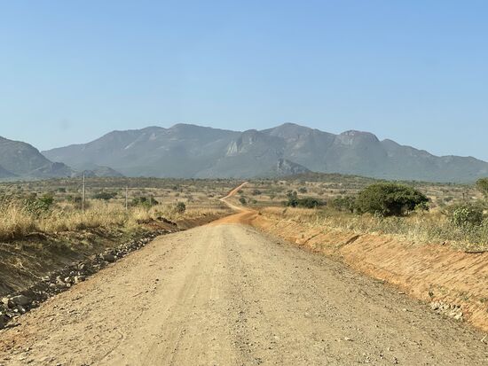 Es geht weiter - 145 Kilometer Schotterpiste liegen vor uns. Das geht auf die Bandscheiben.