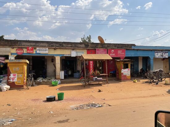 Es geht weiter durch viele Dörfer. Entlang der Straße viele Geschäfte—der Staub kommt in unser Auto und überzieht alles mit einer dicken Schicht