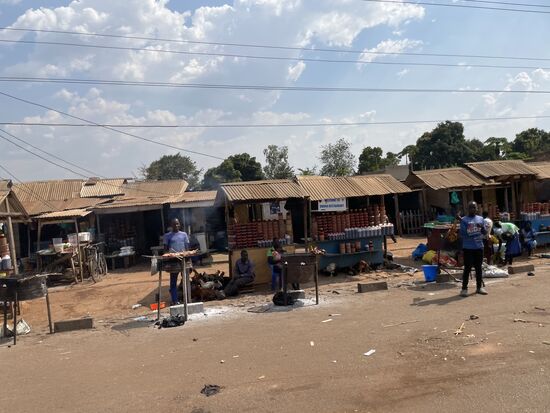 Ganz viele Händler bieten Essen „to Go“ an. Wir fahren die Hauptstraße Richtung Kampala und auf dieser Straße wittern die Händler natürlich Geschäft.