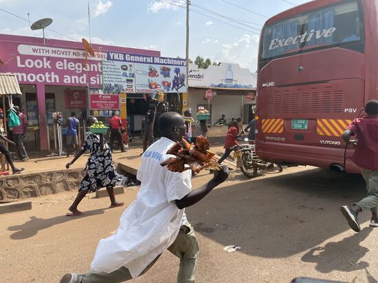 Vor uns stoppt ein Linienbus auf dem Weg nach Kampala und wie die Heuschrecken kommen aus allen Ecken die Händler mit allem möglichen zu Essen und zu Trinken. Es duftet köstlich. Auch uns werden Hähnchenspieße angeboten und durchs Fenster gereicht, doch wir hatten ja schon gegessen.
