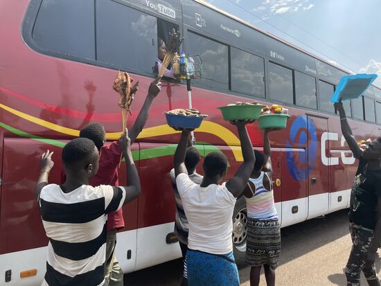 Alles wird hochgereicht und die Insassen des Busses suchen aus und kaufen
