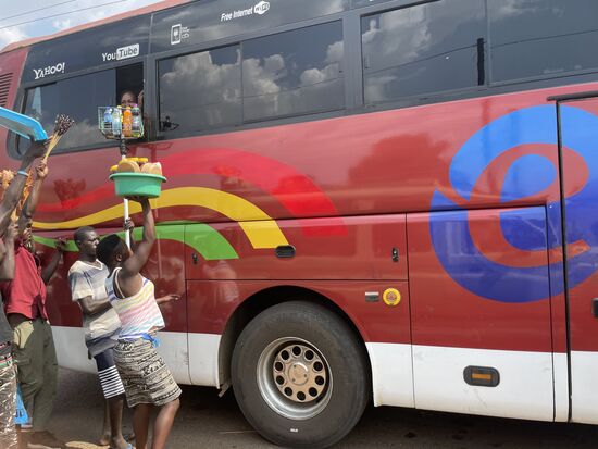 Das ist richtig anstrengend. Und die Getränke werden per Lift in einem Korb hochgereicht.