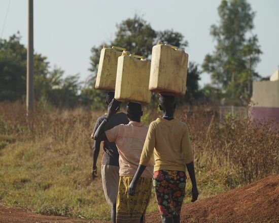 Diese drei Frauen sind auf dem Weg von oder zum Brunnen. Wieviel Kilometer sie dafür zurücklegen müssen, wissen wir nicht. Kaum ein Haushalt hat hier fließendes Wasser. Man sei schon dankbar, dass Wasser ein paar Kilometer entfernt aus dem Brunnen kommt.