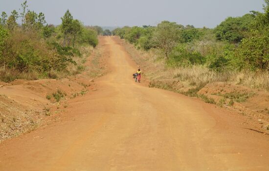 Und immer wieder einsam und allein Bewohner dieser Region, die sehr unter der derzeitigen Trockenheit leiden. Die Piste ist staubig und selbst im Auto bildet sich eine Staubschicht.