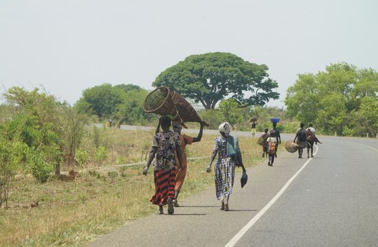 Die Schotterpiste ist vorbei, wir haben Asphalt unter den Reifen und es geht nun zügiger!
Diese Frauen sind auf dem Weg zum Fluß. Die Körbe sind dafür da, den Fisch zu fangen. Sie sind heute trotz Weltfrauentag unterwegs. 
Die tägliche Aufgabe der Frauen ist es, sich um das Essen, das Wasser und die Kinder zu kümmern.