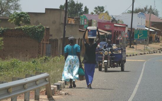 Wer weiß, wie lange diese Beiden schon unterwegs sind. Wer kein Fahrzeug hat, muss halt laufen und alles tragen.