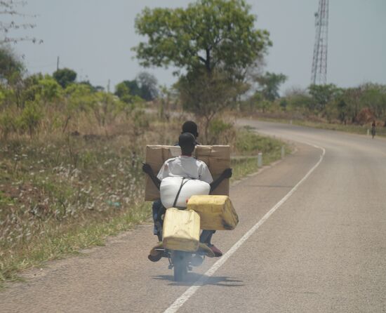 Oder man mietet sich für wenige Schilling ein Boda-Boda. Hunderttausende dieser Moped-Taxi sind auf den Straßen und auf ihnen wir alles transportiert. Wir haben Transporte mit Schweinen, Hunderten von Annanas, Holz, etc gesehen. Oder auch mal solche mit 4 Personen, obwohl das verboten ist. Schlimm war es, als zu Covid-Hochzeit die Boda-Boda nicht fahren durften (Abstand halten). Das war für Fahrer eine Katastrophe, aber auch für die Kunden.