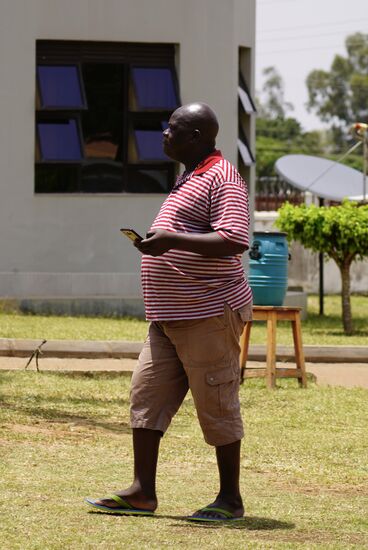 Ein wirklich freundlicher Gastgeber. Er hat dieses Hotel erst vor 2 Jahren eröffnet, dann kam Covid. Aber er war trotzdem positiv. Er habe sich auf Geschäftsleute spezialisiert, die nicht unbedingt in ein normales Hotel wollen. Hier können sie im Apartement selbst kochen und auch arbeiten. Bis vor ein paar Tagen hatte er auch Komissare der WHO als Gast. Darauf war er sehr stolz. Genau so wie auf seinen Mercedes C-Klasse. Den habe er in 2005 gekauft. Und zwar mit einer Sonderfarbe, die es eigentlich nur bei der S-Klasse gibt. Aber in Südafrika gab es dann auch mal die Farbe für die C-Klasse. Da habe er zugeschlagen. Das Fahrzeug sah aus wie aus dem Ei gepellt. Er benutzt es auch nur für Sonntagsfahrten.