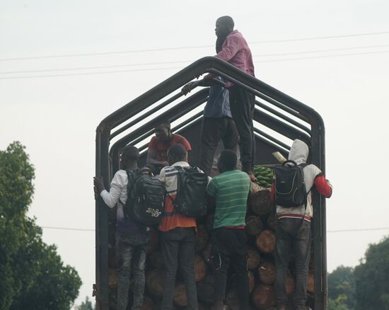 Landarbeiter unterwegs. Es sind in der Regel Tagelöhner, die von der Hand in den Mund leben. 50-70 USD pro Monat bekommen sie für teilweise sehr schwere Arbeit.