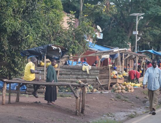 Wieder viele Stände am Rande der Straße. Der Handel findet hier statt, da wo die Menschen sich fortbewegen.